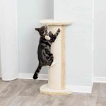 Дряпка Trixie для котів Lorca кутова з іграшкою сизаль/плюш бежева 37x27х75 см - Зображення 2