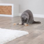 Іграшка Trixie для котів м яч на паличці з пір ям джут 20 см - Зображення 3