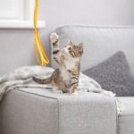 Іграшка Trixie для котів Паличка з плюшевою стрічкою 40 см - Зображення 3
